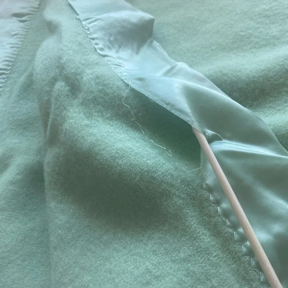 Vintage green 100% wool blanket was satin trim 60 x 80 twin size - Picture 2 of 8